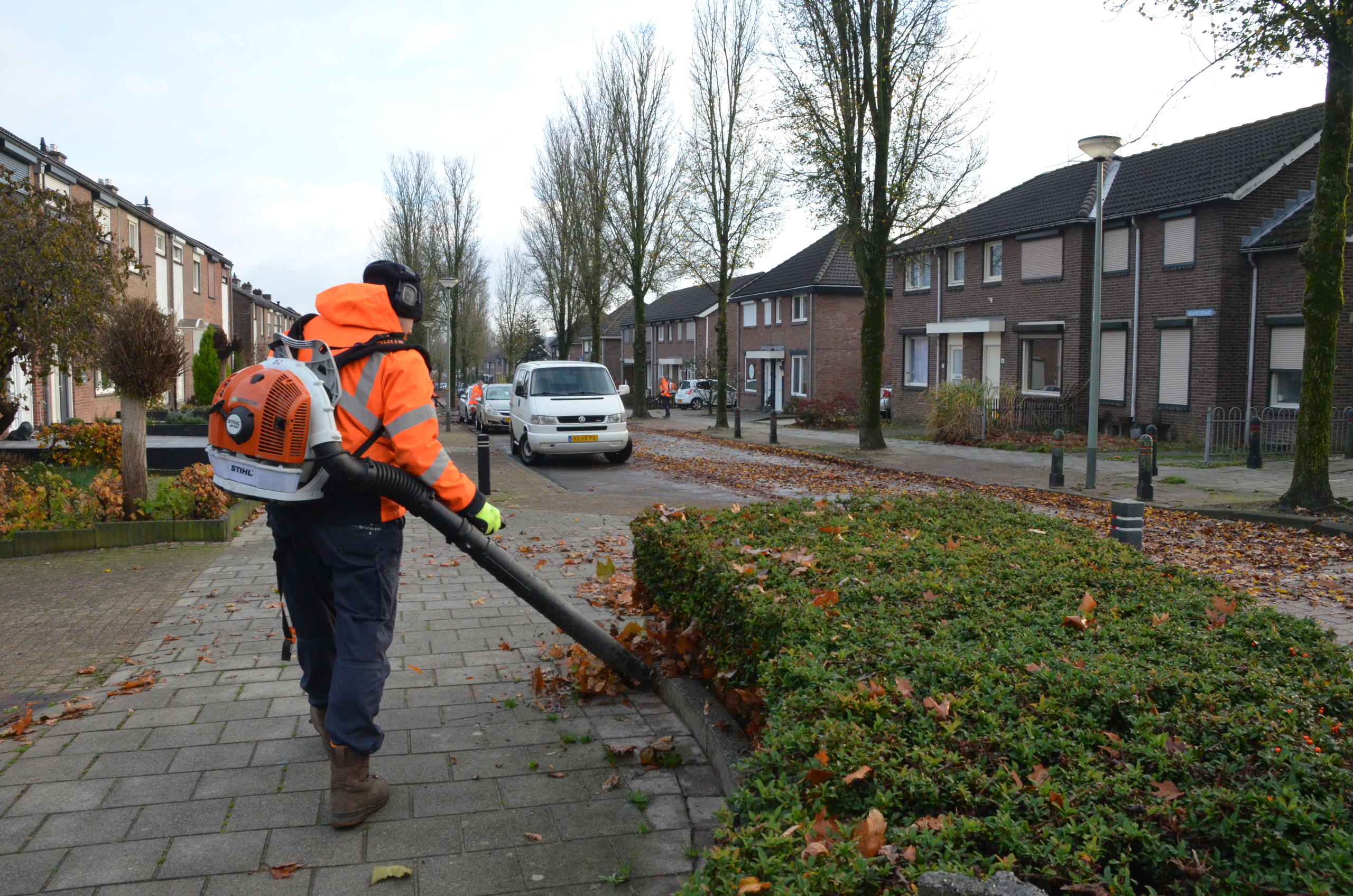 Medewerker gemeente Brunssum aan het werk met een bladblazer