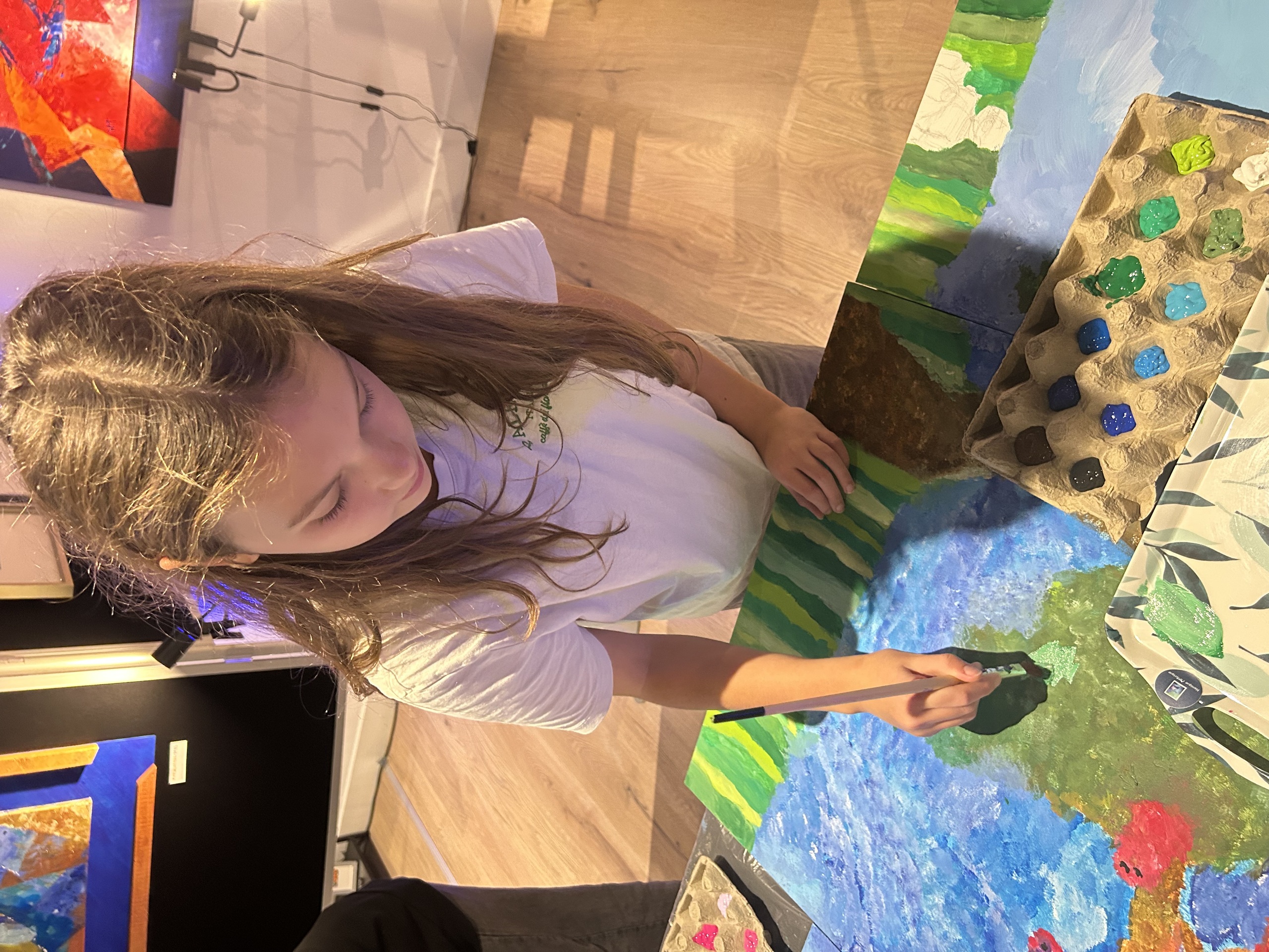 Chloe aan het schilderen tijdens de Workshop Vrolijkheidsmuur