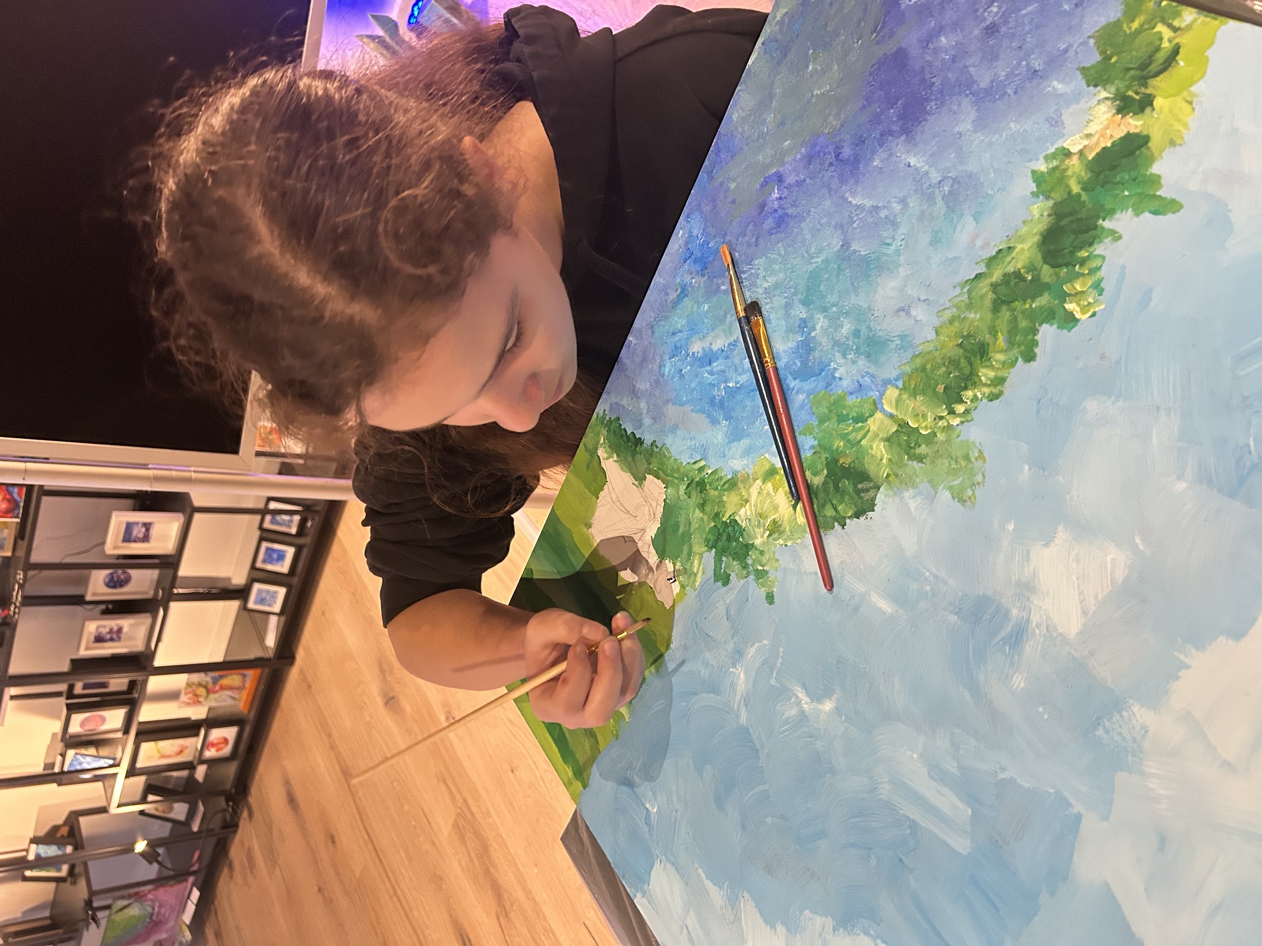 Linda aan het schilderen tijdens de Workshop Vrolijkheidsmuur