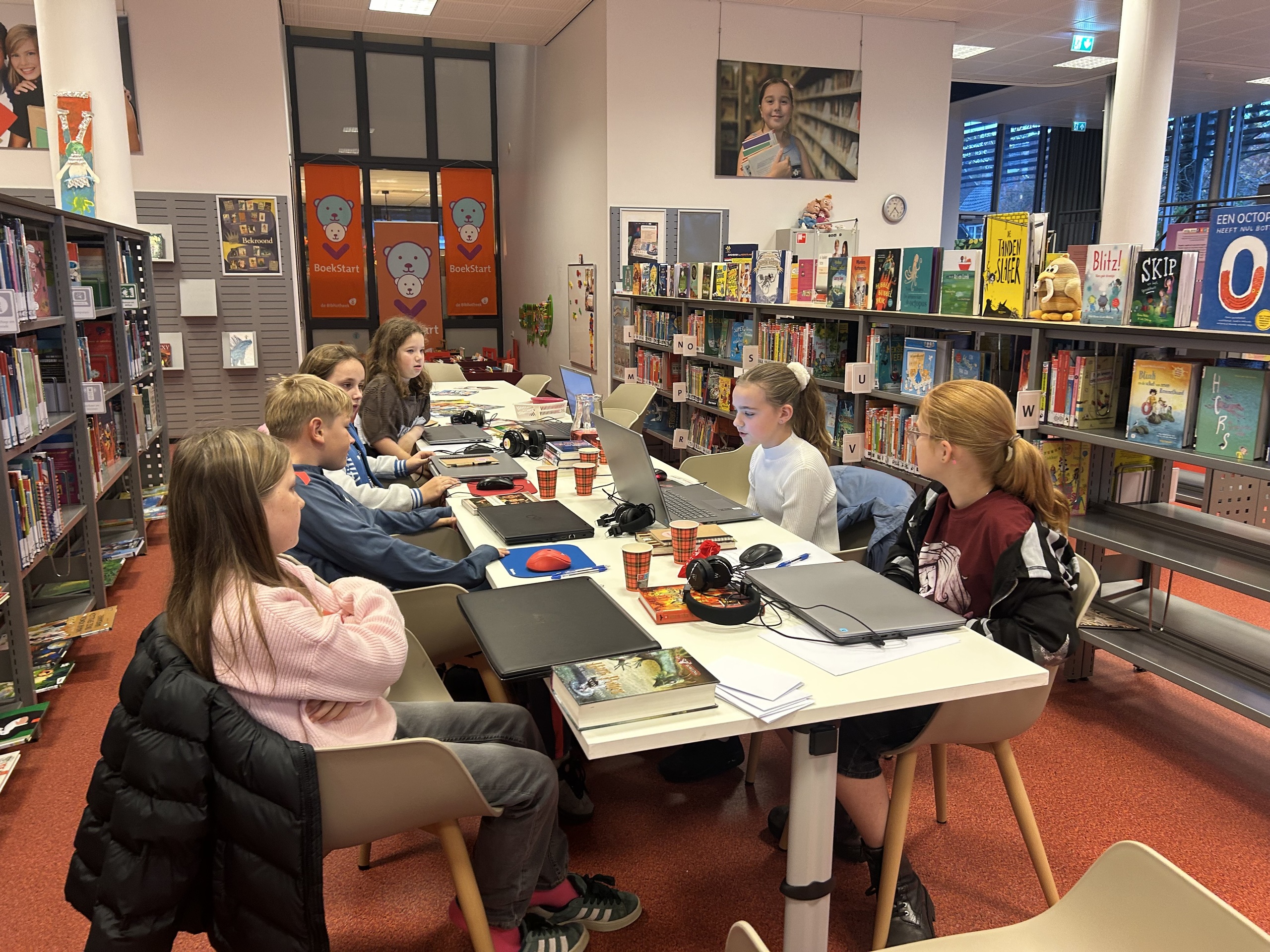 De schrijversclub in de bibliotheek tijdens de workshop 'Verhalen maken'
