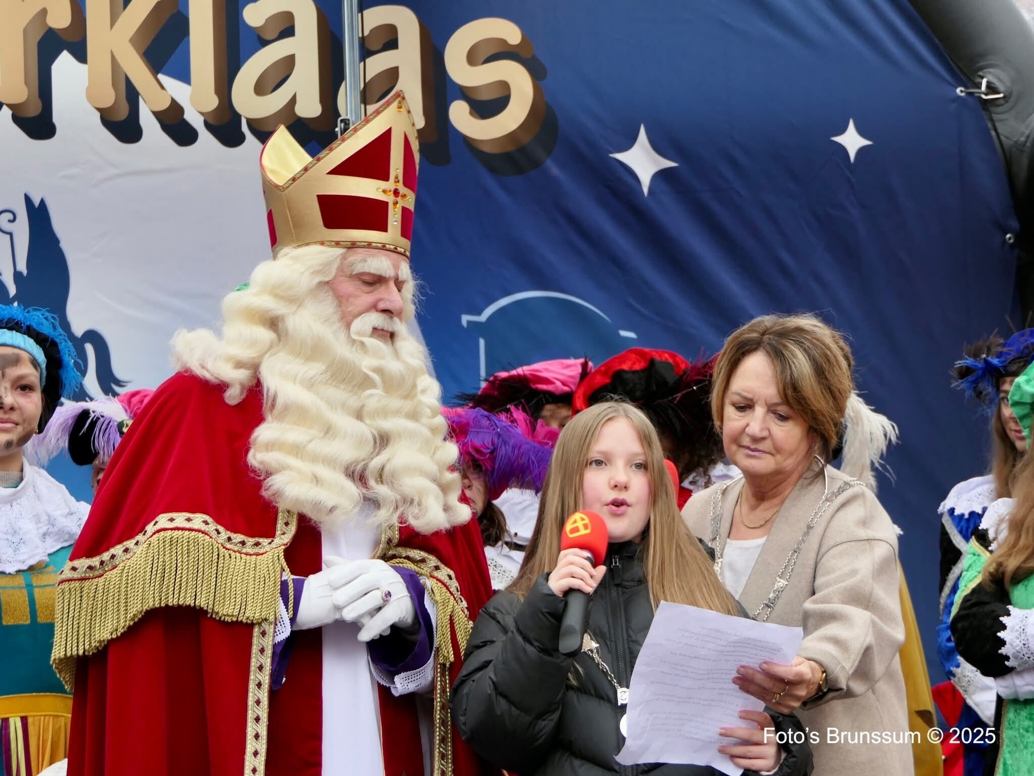 Locokinderburgemeester Jaelinn met de burgemeester en sinterklaas