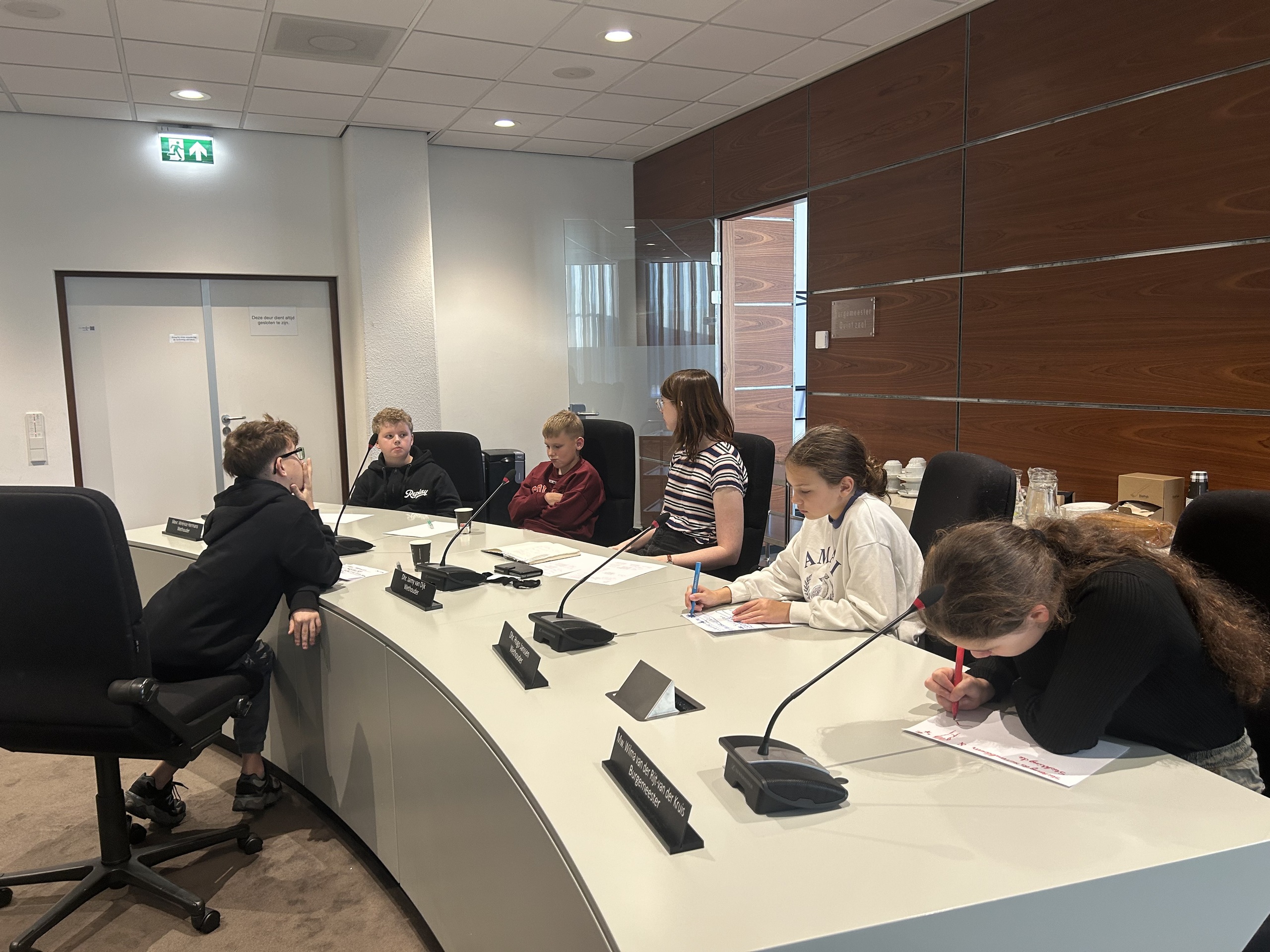 De kindergemeenteraad in de raadzaal tijdens de vergadering van november 2025