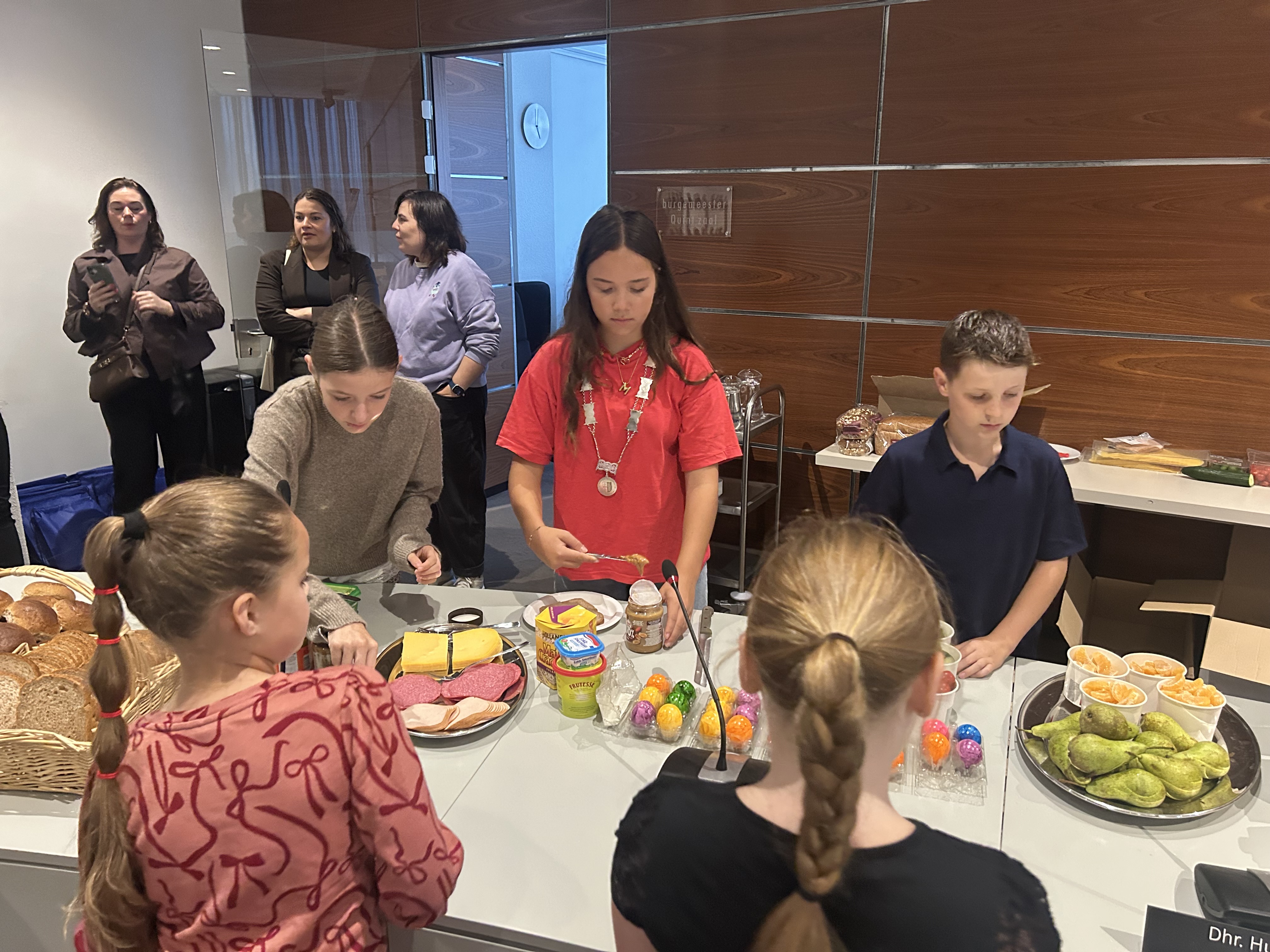 Foto van locokinderburgemeester Milah en leden Riekie en Ivan tijdens het Burgemeestersontbijt