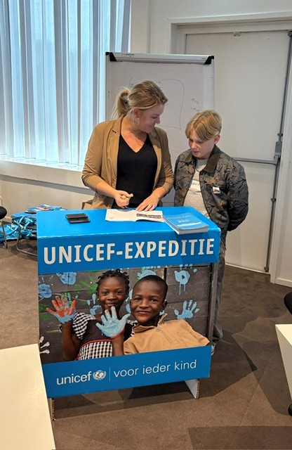 Foto wethouder Verenice Hermans en Kindergemeenteraadlid Bruce Straeten