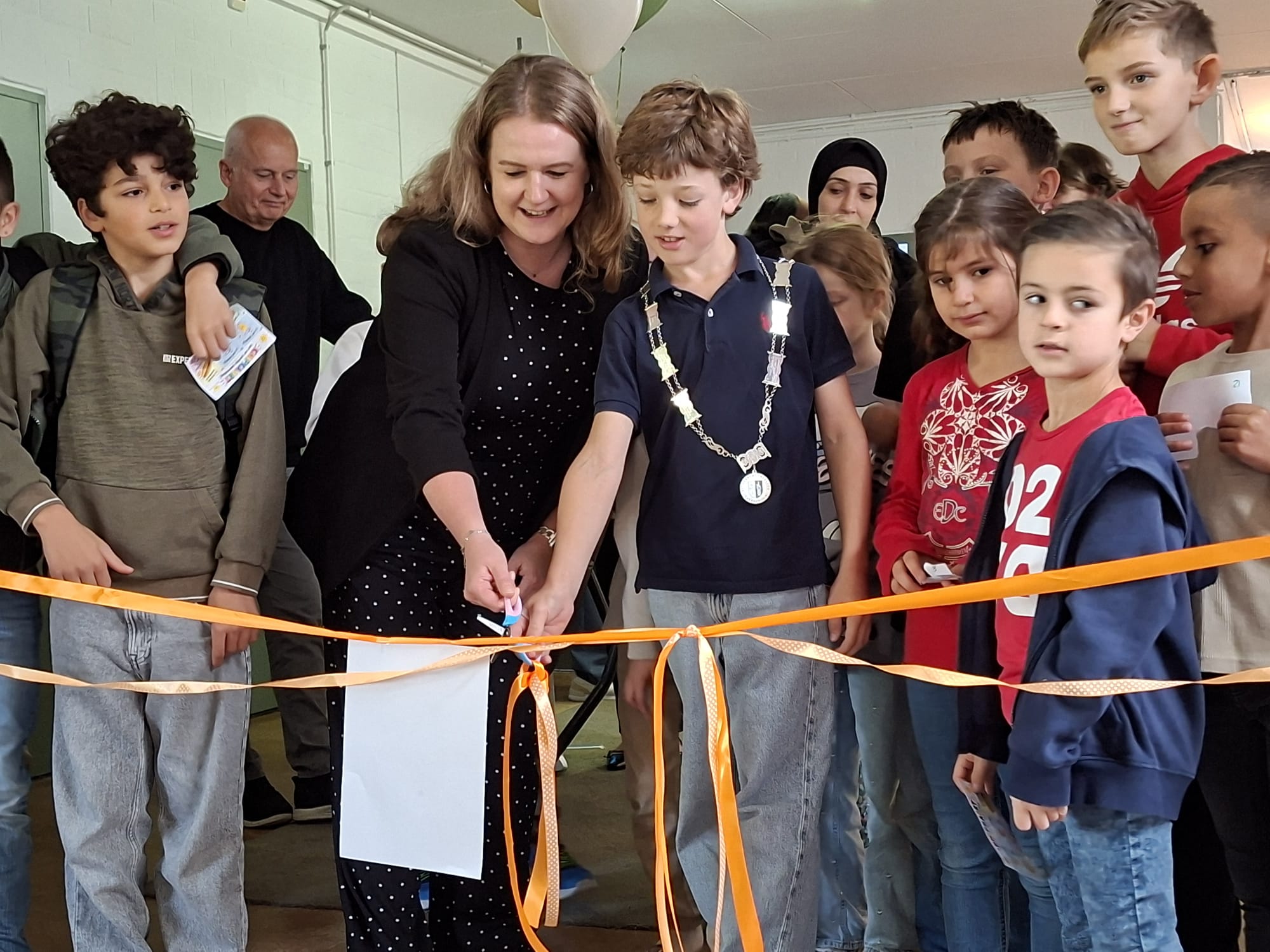 Foto waar locokinderburgemeester Thibald en wethouder Merle Brüning speelmiddag Week tegen Armoede openen