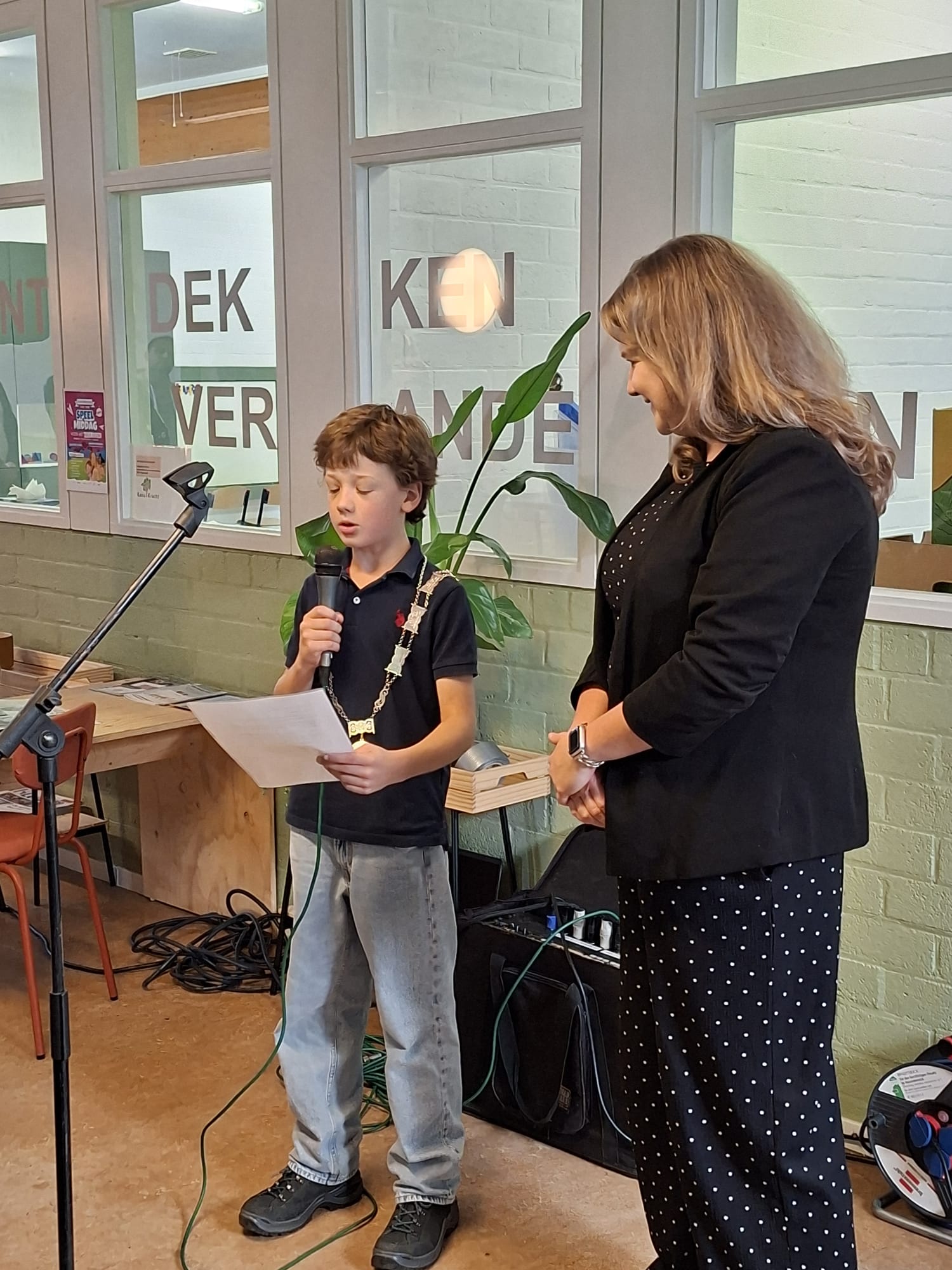 Foto opening speelmiddag Week tegen Armoede met locokinderburgemeester Thibald en wethouder Merle Brüning