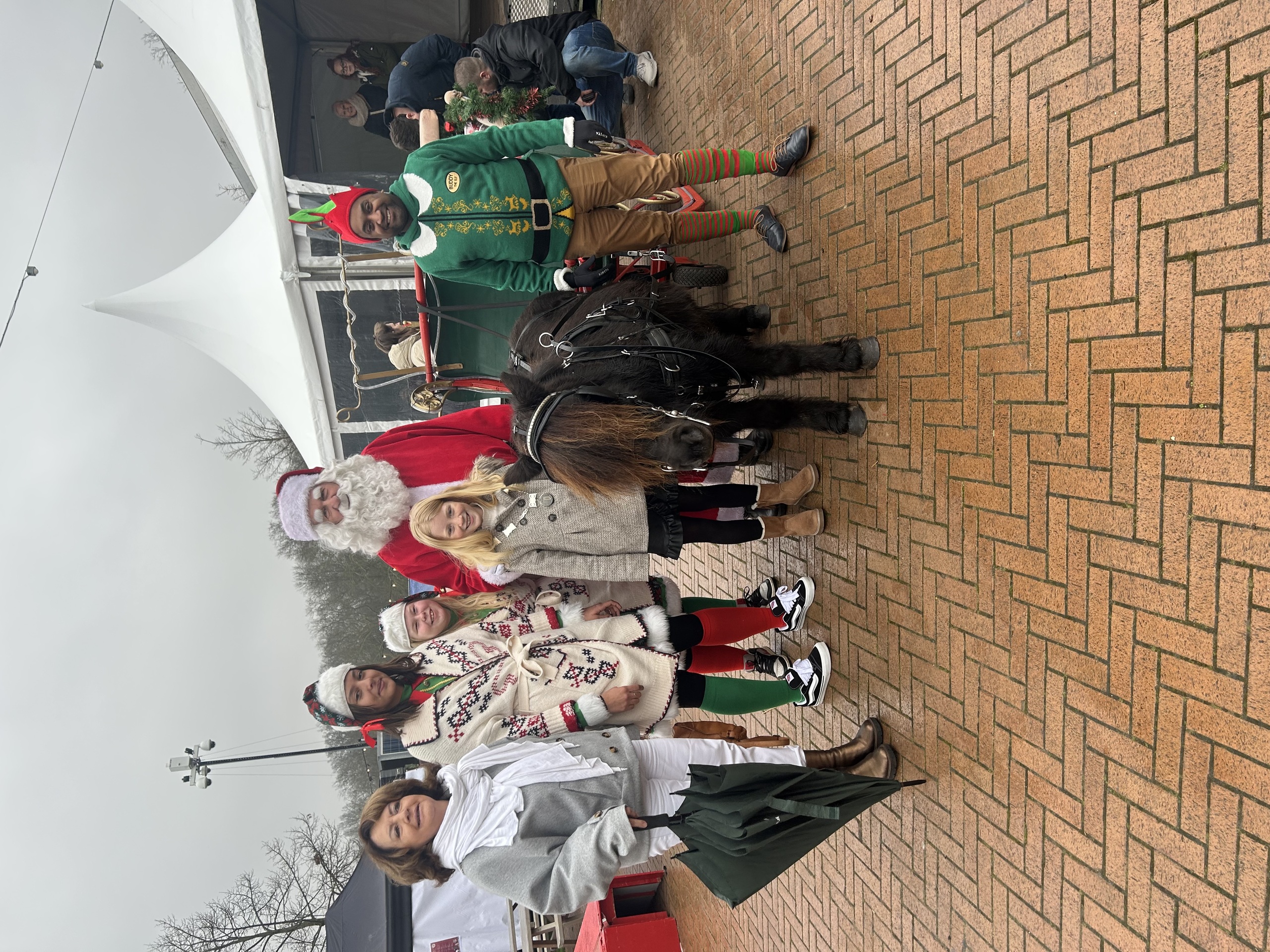 Opening van het kersthuis lynn en burgemeester kerstman, kerstelfen en arreslede foto 2.PNG