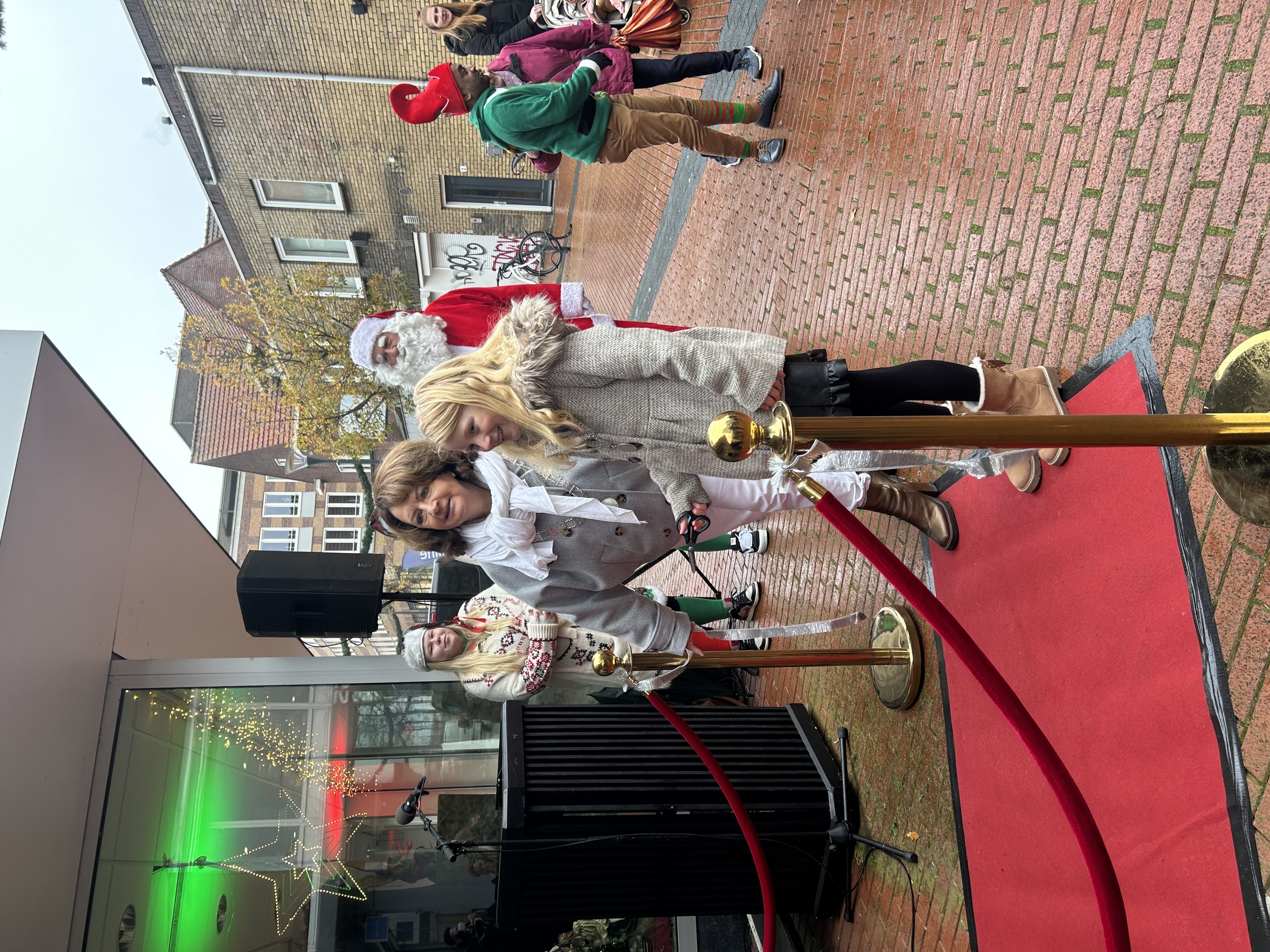Opening van het kersthuis lynn en burgemeester knippen lintje door foto 2.PNG