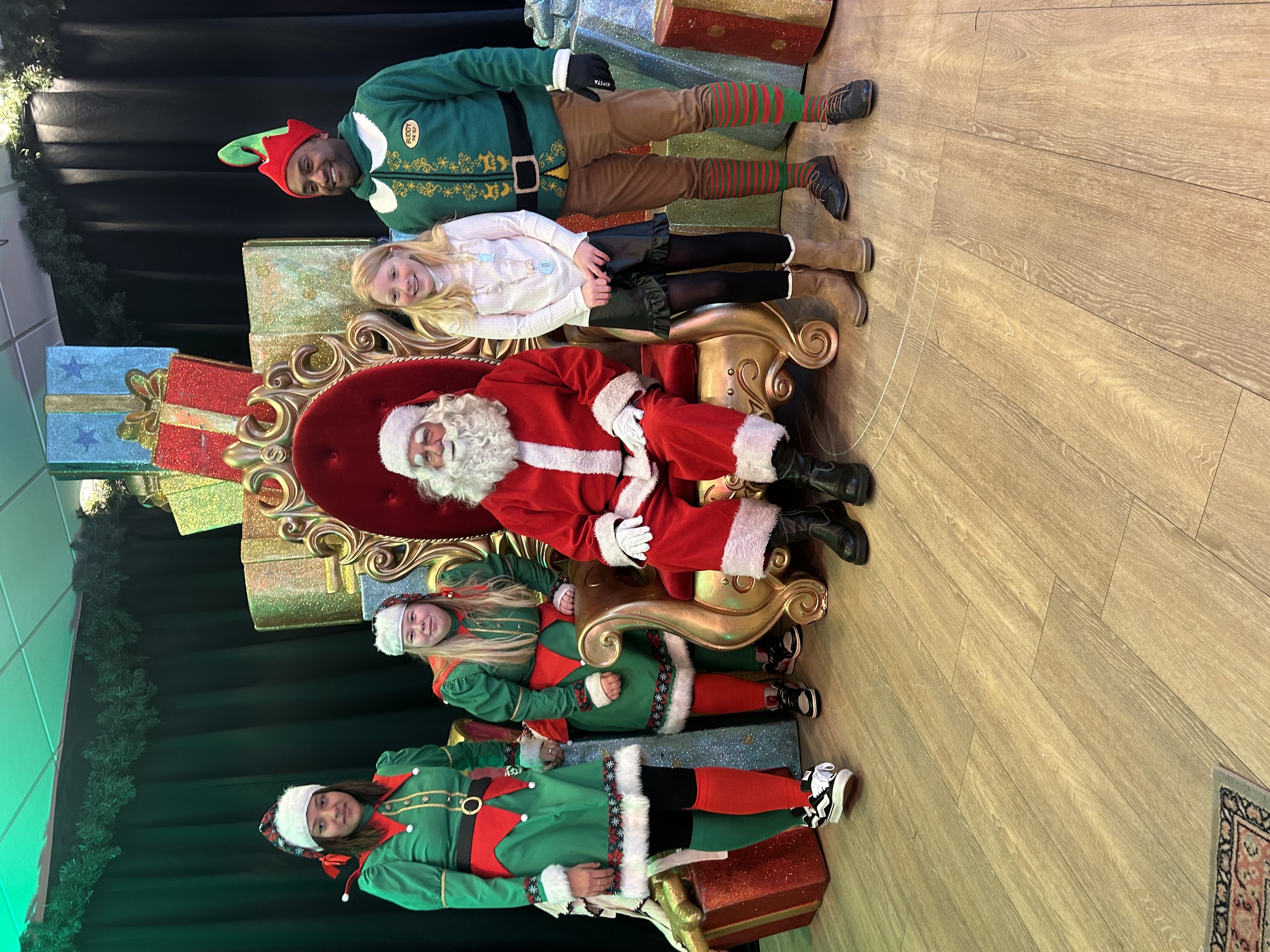 Opening van het kersthuis lynn kerstman, kerstelfen groepsfoto foto 4