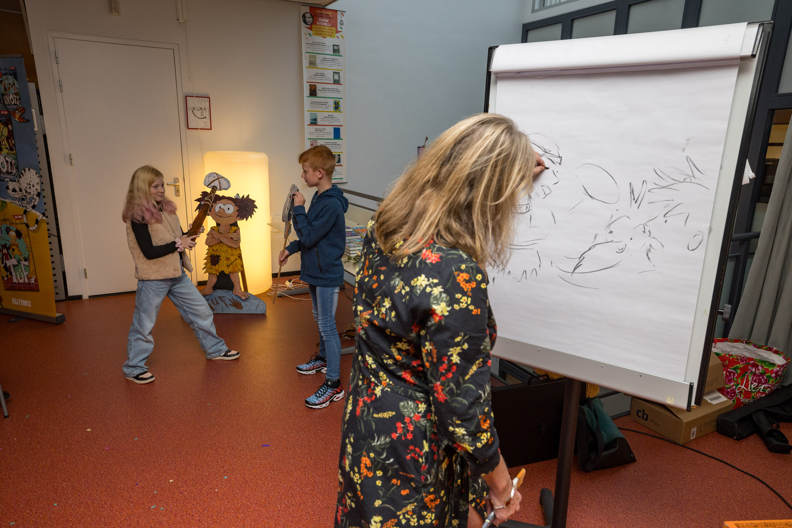 Bieb opening kinderboekenweek Lynn en Jorden en Esther van den Brink poseren.jpg(2)