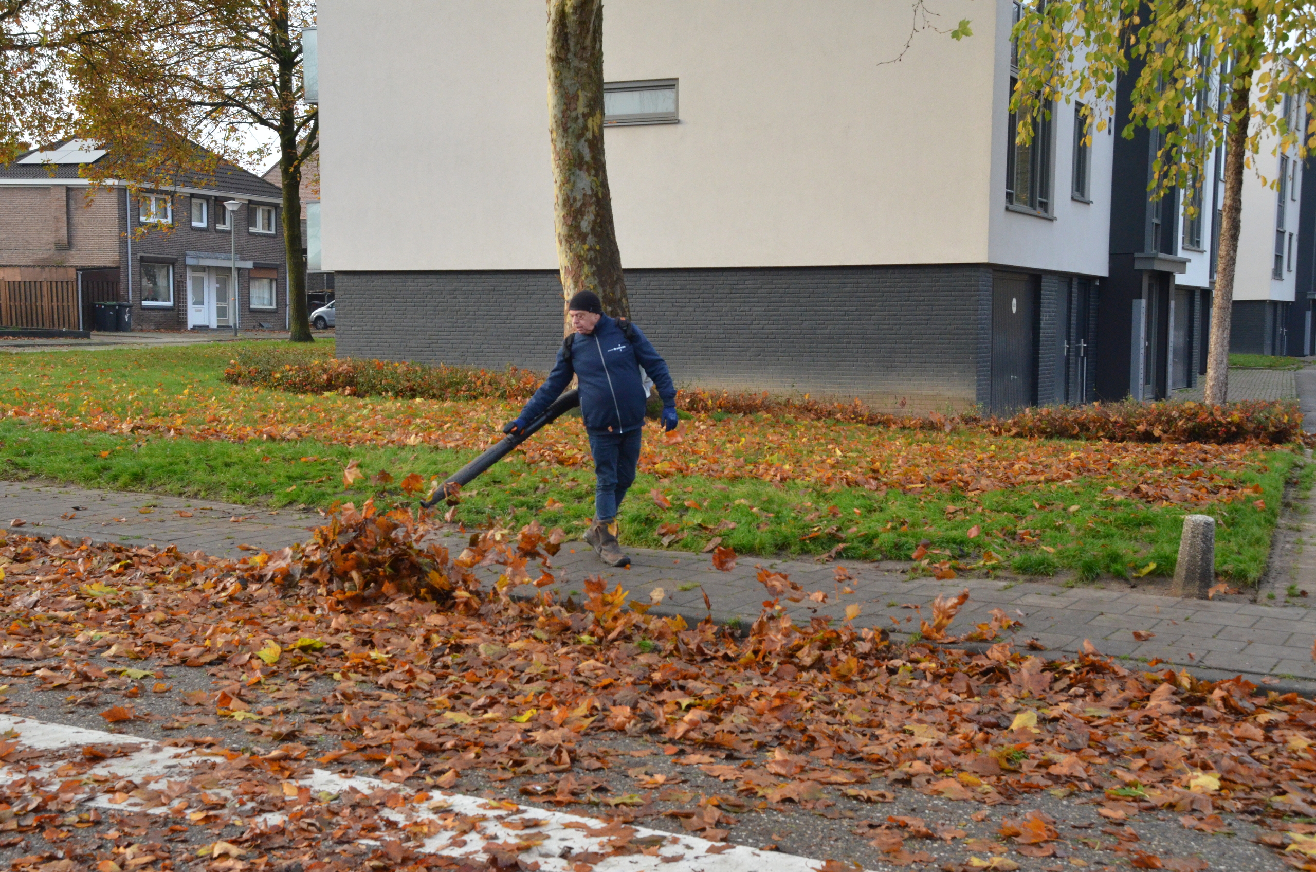 Medewerker gemeente Brunssum aan het werk met een bladblazer