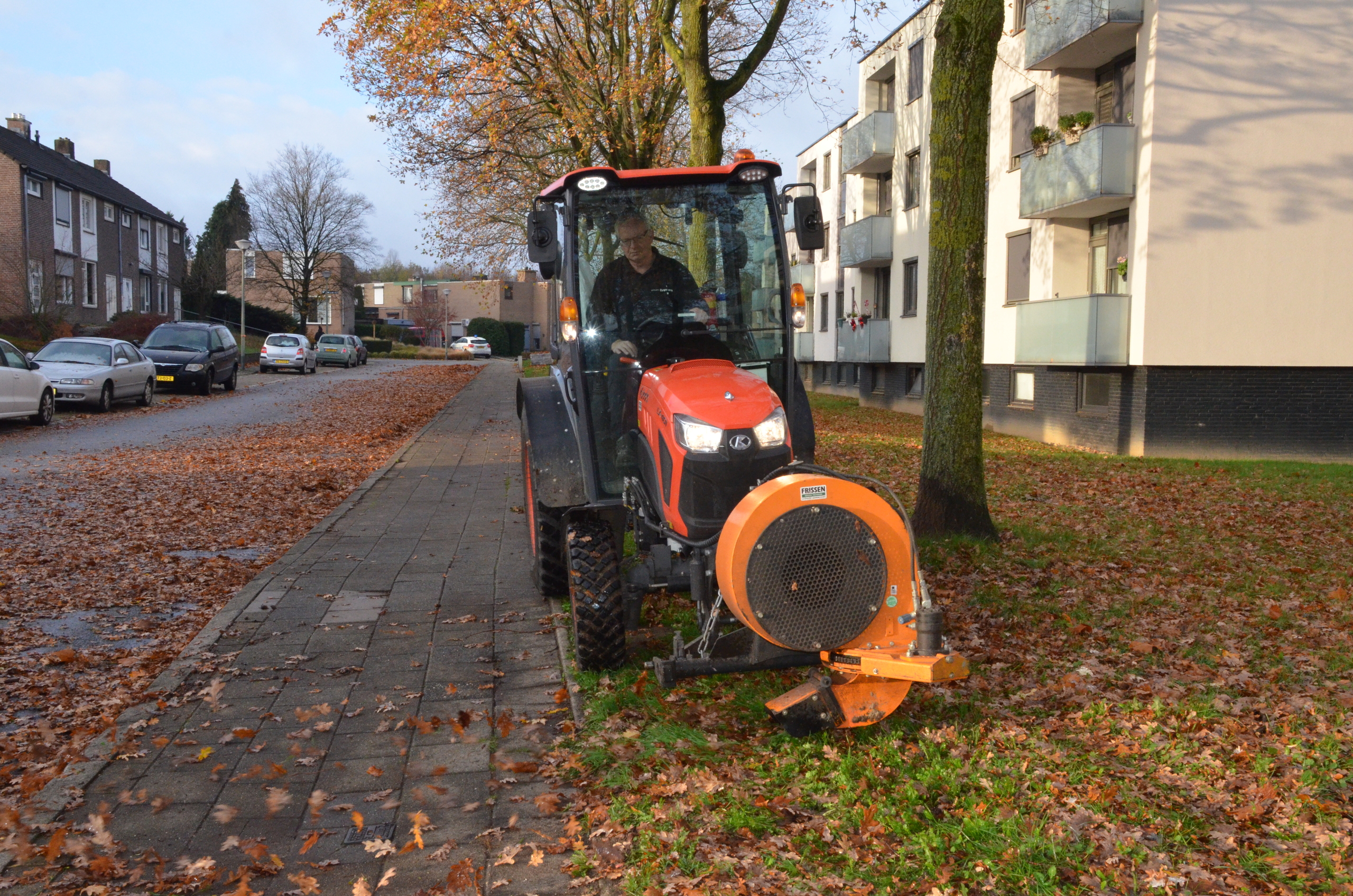 Medewerker gemeente Brunssum aan het werk met een veegwagen