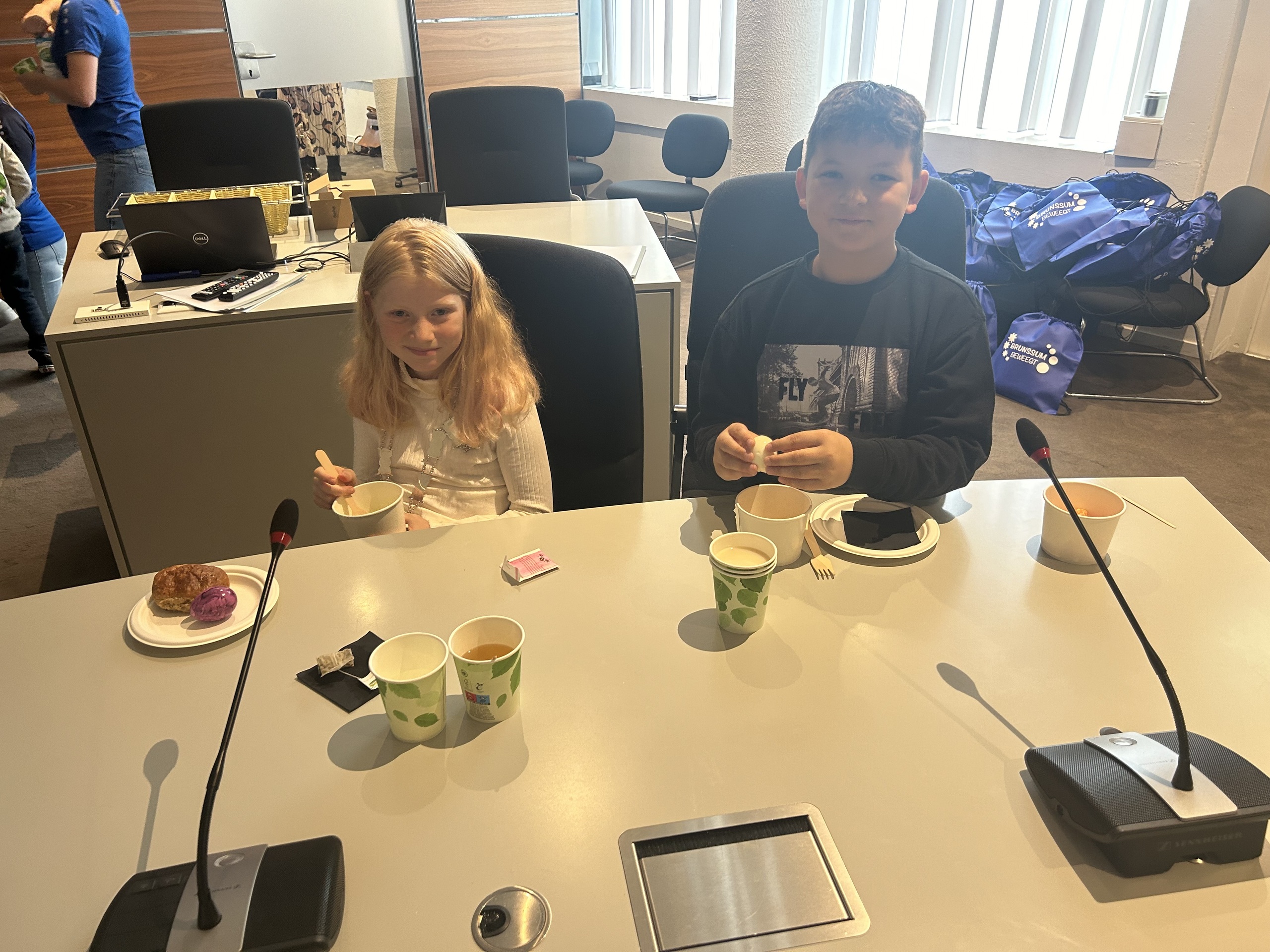 Kbmontbijt Lynn en Bram aan tafel