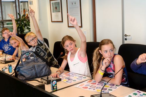 Foto van participerende kinderen, in kinderraadsvergadering