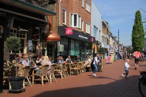 Foto van winkelstraat Brunssum, met terrasjes