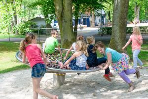 Spelende kinderen in Schutterspark