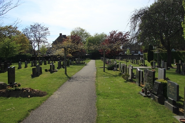 Diverse graven op begraafplaats Marebosjesweg